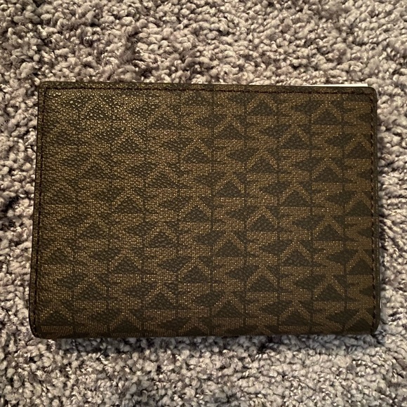 Brand New Michael Kors Jet Set Passport Case - Picture 2 of 4